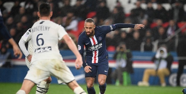  圣保利中场核心染红，少一人作战憾平强敌